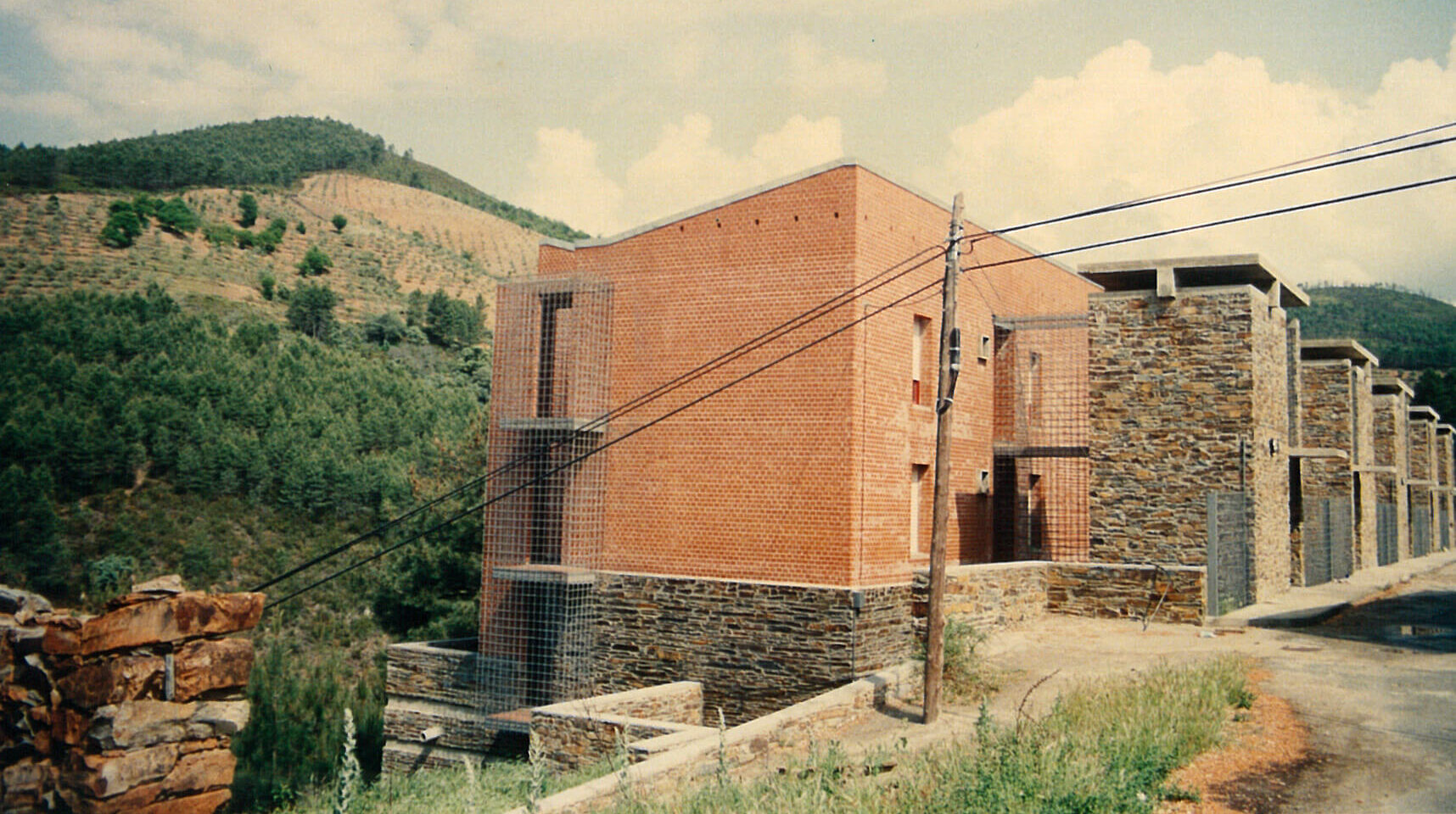Vivienda de obra nueva en Las Hurdes, Extremadura, con un diseño moderno e integración en el entorno