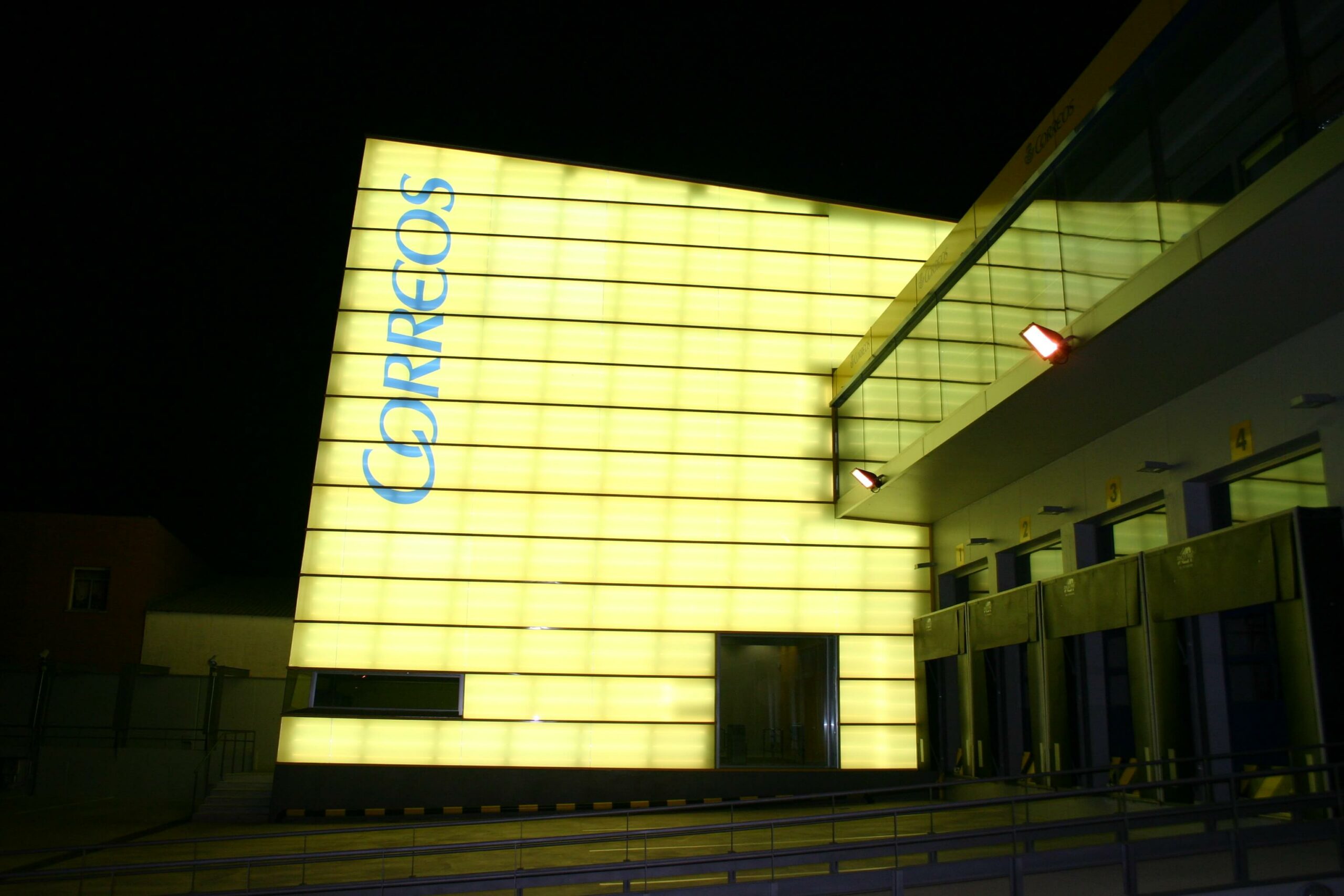 Fachada del edificio de Correos en polígono de Toledo iluminada de noche