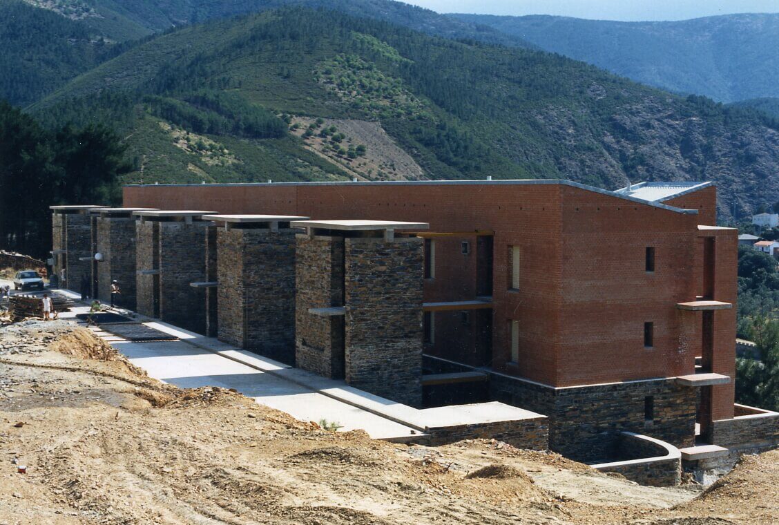 Arquitectos supervisando la construcción de una casa en Las Hurdes, Extremadura