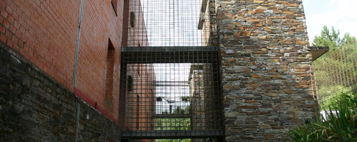 Fachada de piedra, acero, ladrillo y hormigón de una vivienda de obra nueva en Extremadura