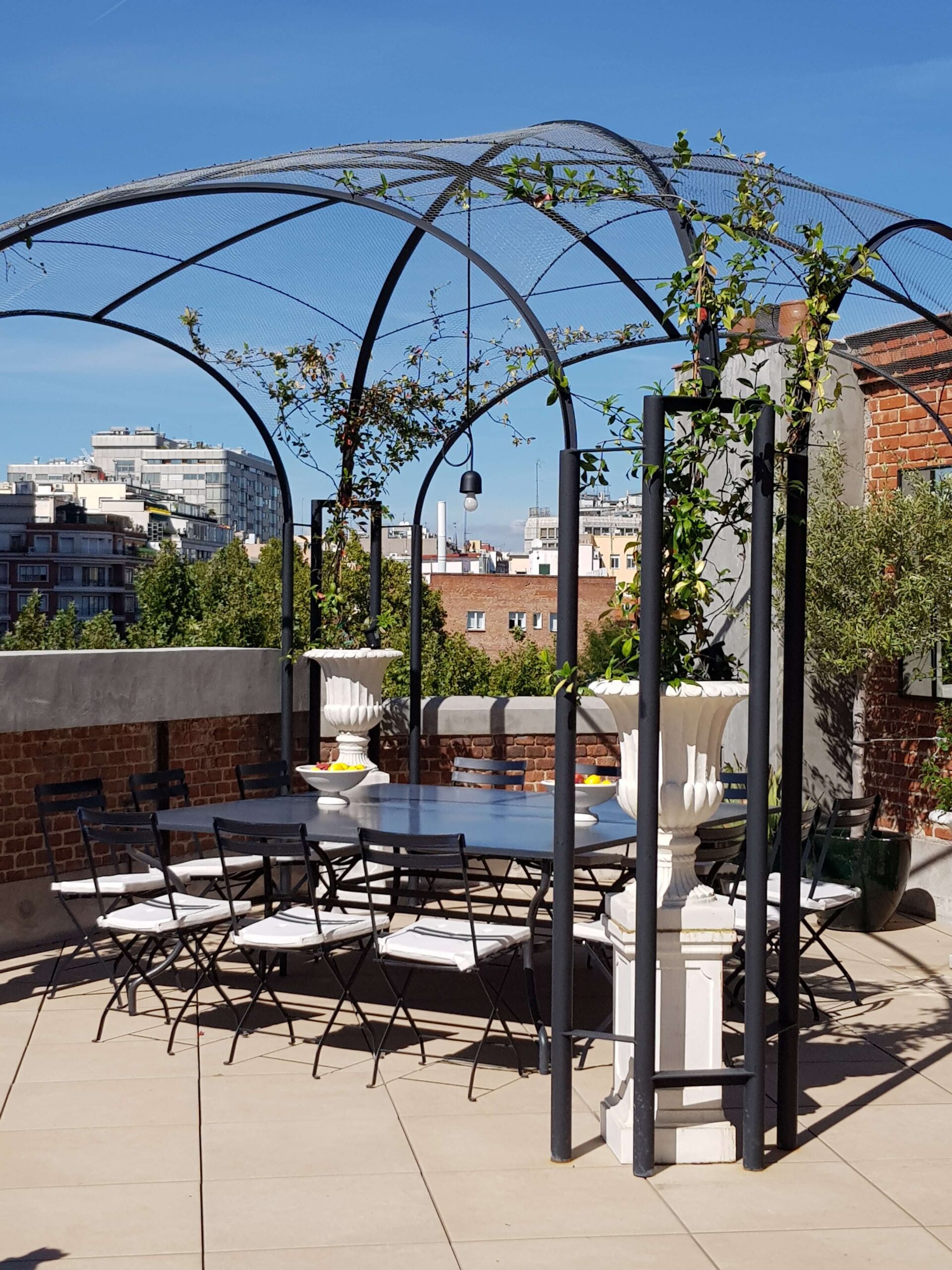 Innovación y diseño en mobiliario exclusivo para exteriores personalizados. Pérgola artesanal para Vivienda Duque de Liria - Estudio Palazuelo Guijarro