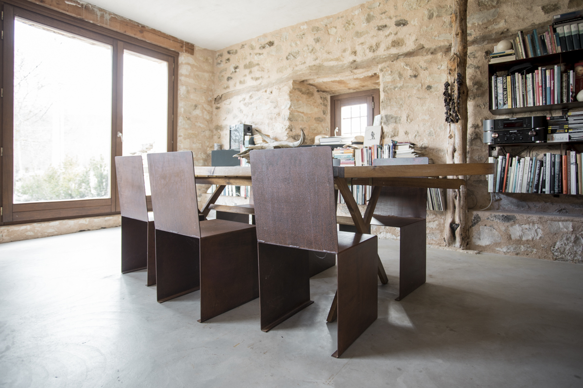 Silla y escritorio diseñados para optimizar espacio y ergonomía